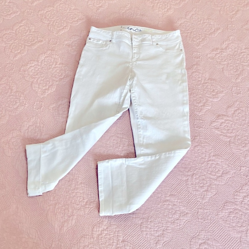 Woman’s White Cropped Pants